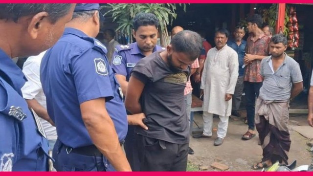 সরকারবিরোধী পোস্টার লাগানোর সময় স্বেচ্ছাসেবক লীগ নেতা গ্রেপ্তার